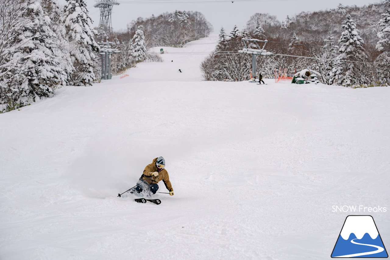 富良野スキー場｜標高1,074ｍ。富良野ZONE山頂エリア本日開放！山頂から山麓まで滑り応えたっぷり標高差約800ｍのロングダウンヒルと、ふわふわと舞う粉雪を同時に楽しめる富良野スキー場って、やっぱり凄い☆